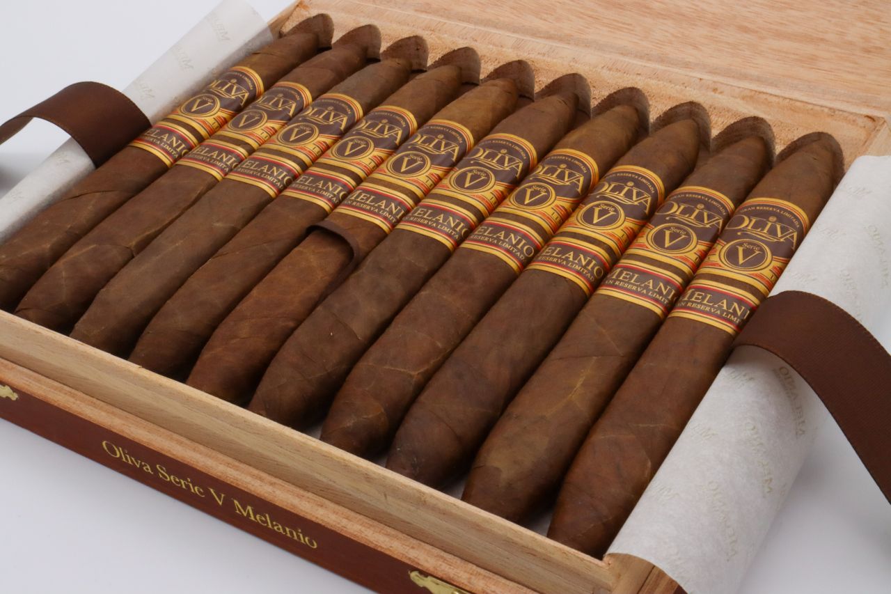 Oliva Serie V Melanio double Figurado - racccigarsclub