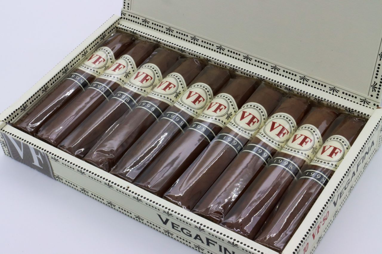 Vega Fina 1988 Petit Robusto - racccigarsclub